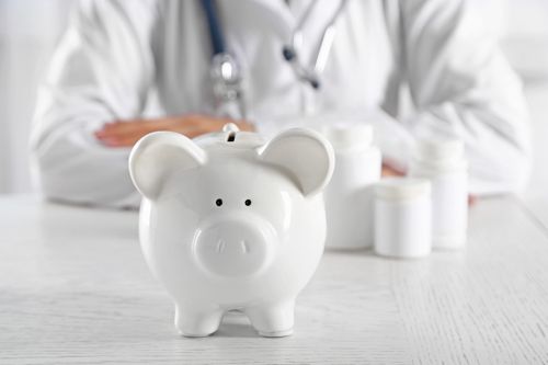 Foto: Arzt hinter Sparschwein