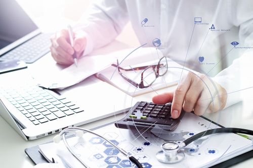 Foto: Arzt arbeitet am Laptop